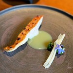 Txispa - 皮目をパリパリに焼くための水分抜きも兼ねて、１週間寝かせたナンヨウキンメ。
      山葵のような雰囲気もあるナスタチウムをソースに、なんとも近づきやすい魚メインです。