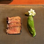 Txispa - ガリシア牛のタンと青トウガラシ。
      ガリシアのタンなんて、まぁ、食べる機会ありませんよね（笑）。タン自体がとっても柔らかです。
      そして、青トウガラシの中には、そのタンで取った出汁が入ってる。これも美味。