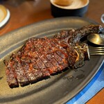 Txispa - 世に溢れる「ガリシア牛って、そんなにいる？」との疑念？を持ち、雑種を使っているそう。
      ９才の牛肉を100日熟成だそう。