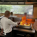 Txispa - チュレタを焼いているところまで、厨房で見せてくれます。
      もう、この頃には待ち切れないピークです（笑）。