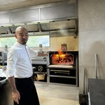 Txispa - 厨房も、とてもオープンにご案内いただけます。
      チスパの命とも言える熾火が、どこか魔性(^^)