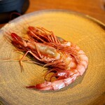 Txispa - 日本酒を軽く塗って焼いただけで、こんなに美味しくなるのか？
      衝撃の海老です！
      厨房の焼き台は熾火の当たる角度を調節できるそう。
      頭をしっかり、身は半生に近く火入れ。
      海老味噌は、説明できない美味しさ♪