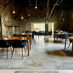 Txispa - とても過ごしやすく、落ち着くダイニング。
      梁も立派で、空気感がとても素敵。