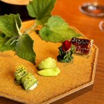 Txispa - ここからテーブルに戻って、着座です(^^)
      八寸的なイメージですね。
      「イカと紫蘇」、「水茄子」、「ナスタチウムと梅」、「鰻の蒲焼」の４品。
      和テイストですが、みんなみんな現地食材なのがスゴイ！