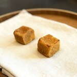 Txispa - 揚げずに焼いたクロケッタ。
                                中は、ウサギの出汁で味を付けたベシャメルですが、これがとても美味しい！
                                シェフの料理に、薪火の過剰な香りは付きません。
                                優しく温かい香りが絶妙なんです。