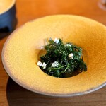 Txispa - 一面のセリに見えますが、下には、鴨のツクネと、自家製そば粉のポレンタが。
      鴨南蛮イメージだそうです。
      発想が天才的ですし、今ある食材から料理を作るのではなく、「食材から作る」のが、スゴイなぁ。