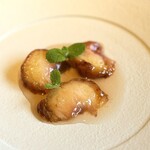 Txispa - 桃のコンポートと自生のミント。
      んまっ(^^)