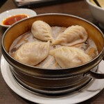 東北人家 - 写真とは違う羊肉の蒸し餃子。(ちゃんと4個との記載はあります)