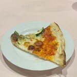 イタリア料理　トラットリア　レガーロ - チョリソーとズッキーニのピッツァロッソ