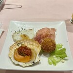 イタリア料理　トラットリア　レガーロ - 白身魚のテリーヌ、季節のフルーツの生ハムのせ、
帆立貝のロースト 粒マスタードソース、アランチーニ