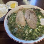 しゅうちゃんラーメン - ラーメンネギ増しと白飯小