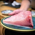 温石 - 大理石のような「かんぱちの薄造り」はサスエ前田さんの仕立ても冴えわたる一品。朝の名物ジャンケンで手に入れたそうですﾊﾟﾁﾊﾟﾁﾊﾟﾁ