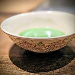 温石 - お抹茶の器は、菊の文様でした。