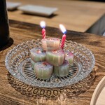 温石 - 鯵の胡瓜巻 梅肉添え　あれよあれよと蝋燭に火がともされて、ナント、BIRTHDAY「鯵」CAKE！！＼(^o^)／