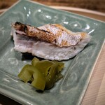 温石 - 食事のお供は、小鯛の炭火焼き・甘長唐辛子のピクルス に味噌椀・香の物。