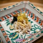 温石 - 蒸しドウマン蟹 に 栗チップス モロヘイヤのお浸し 自家製マスタード添え　しっとりと蒸しあがったドウマン蟹にパリパリの栗チップスを混ぜながらいただきます。美味し～♡