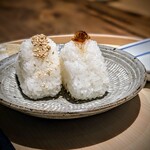 温石 - その後、鯛の出汁茶漬け、おにぎりと続きますが、情けないことに白米まででお腹一杯でギブアップ。これはご一緒様の「お握り 大サイズ×2」をパチリ