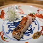 温石 - 金目鯛の炭火焼き　実山椒醤油　さながら真打登場です。お料理自体にオーラがあります。何とも保水が凄い身質は唯一無二。