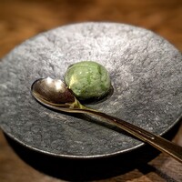 温石 - お抹茶のお菓子、「翡翠餅」は「朝、野の草の葉の朝露」に見たててとの事。甘みは外側の葛のみで、中のずんだ餡には甘みは付けていないとの事でしたが、自然な甘みが広がり、なにより「夏いきれ」を思わせる香りの素晴らしいこと。。