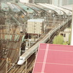 Toukyou Kaikan Ginza Sukai Raunji - 東京駅に向かう新幹線。赤=ロフト・無印の屋根。