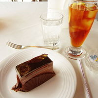 東京會舘 銀座スカイラウンジ - ケーキセットのチョコレートケーキとアイスティー