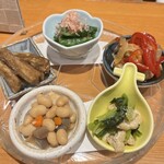 豆腐料理とおばんざい まるたけえびす豆八 京都 先斗町 - おばんざい盛り合わせ。12時の方角から時計回りに、ししとう、鶏肉の南蛮漬け、小松菜とお揚げの炊いたん、お豆とこんにゃくと鶏肉の炊いたん、ごぼうの甘辛い唐揚げ