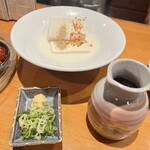 豆腐料理とおばんざい まるたけえびす豆八 京都 先斗町 - 湯豆腐。カラフルなあられとすりごまがトッピング。