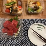 根津松本 - 食事前　上から購入した 秋野菜の炊き合わせ、鰆の南蛮漬け、マグロのブツ