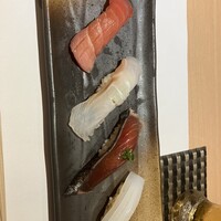 新宿 鮨 ふくじゅ - にぎりはシャリ少なめにしてもらいました。お醤油漬けずにこのまま食べるようです。