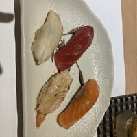 新宿 鮨 ふくじゅ - お醤油漬けないので、個人的にはこのにぎりもつまみになって良かった。ネタ一つ一つを焼いたり、味付けが微妙に違うのでかなり努力してる感が有ります。ランチとかにぎりのみセットが有ればまた行きたいですね。