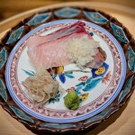 温石 - 杉山さんの手で、向こうが空ける薄造りに。 締まった身質も脂の旨みも素晴らしく、こんな かんぱち はもう二度といただけない気がします。強い脂が苦手なの杉山さんがご存じで、数が自動的に減らされてます。コレはもっと食べたかった・・・