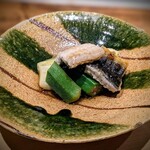 温石 - 完成したのはコレ。天然鰻の白焼き、折戸茄子の炭火焼き、オクラ。パリッと焼かれた皮目とブリッとした身、鰻うんまぁ～！！茄子もトロトロで炭の香りが香ばしく、オクラも甘い。贅沢な贅沢な一品。