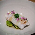 温石 - カマスの蒸し物　新銀杏　葱叩き　真っ白なカマスに葱の緑、紫蘇の花のピンクが美しい。鮮やかな新銀杏もモチモチ。