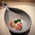 温石 - 落花生豆腐に煎り落花生と無花果　新落花生を煎る際に、殻も一緒に煎ることで、土の香りも移して。どこまでも滑らかな葛も、甘い無花果も素晴らしい。　