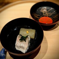 温石 - お椀は、甘鯛と冬瓜 つる菜と柚子のあしらい。お出汁に溜め息。プリプリの甘鯛は甘みを感じる。塗りお椀は名月です。