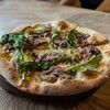 椿サロン - 合鴨とルッコラのピザ(2024年9月)