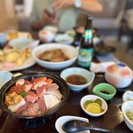 やひろ - 丼、漬物、酢の物、お澄ましの定食。