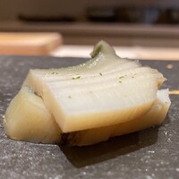 銀座 京都 鮨まつもと - 鮑の煮物　包丁の入れ方が綺麗で見た目も美しい