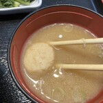 明治亭 - 味噌汁はつくね団子入り