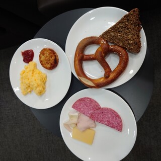 Lufthansa Business & Senator Lounge_0