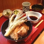 Ibuki - 今夜は「天丼」2500円です。旬の甘草、蕨、北海道産ジャガイモ、海老、鯵。これは値段以上に美味しい。ちなみに揚げてくれる社長は独身の男前(^o^)
                        