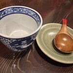 green glass - 蕎麦湯用に別に蕎麦猪口が。辛汁を適量こちらに移す為の匙まで！