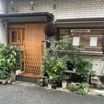 green glass - 開店前の外観。開店すると暖簾がかかります。