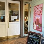 クレープス ノカオイ - お店の白い扉が可愛い