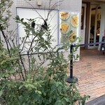 クレープス ノカオイ - 店頭の植物が可愛い