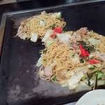 キャロット - 向こう側が普通の塩焼きそば で手前は大盛り‼️