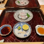 道後 海舟 - 同じく、鯛。右のレモン醤油がおすすめ、とのこと。海水塩でもばつぐんに美味い