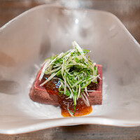 江戸焼肉 - 冷たいレバー 白髪ネギと大葉の薬味のせ