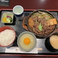 荒井屋 万國橋店 - 牛鍋定食(ご飯/生卵/お椀/香物)    ¥1540