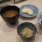 Isamu Sushi Honten - ランチ握りのセット（味噌汁・小鉢２つ・フルーツ）